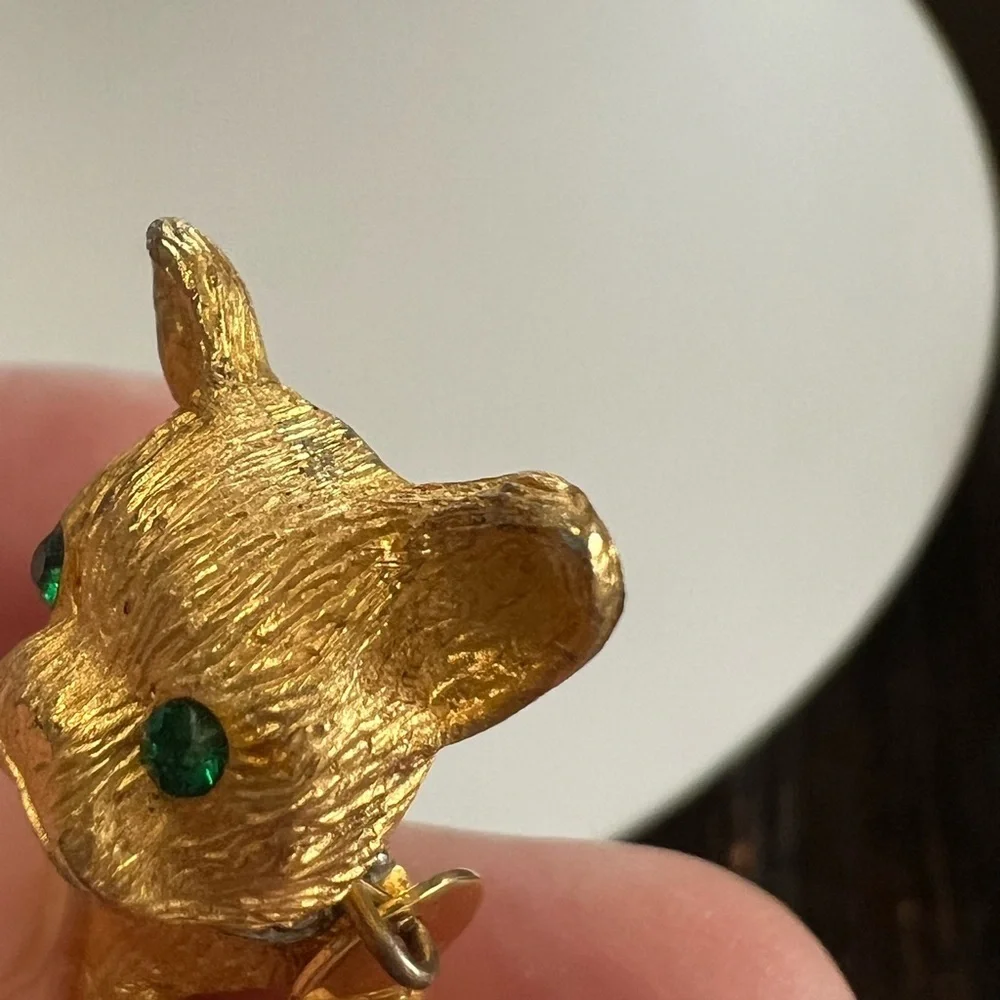 Vintage gold tone pouty dog brooch green eyes rhinestone collar